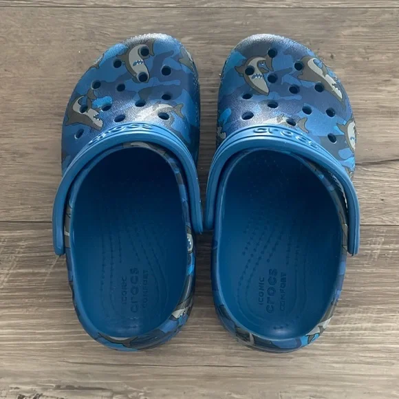 Toddler Boys Shark CROCS Sz 10 - Picture 2 of 5